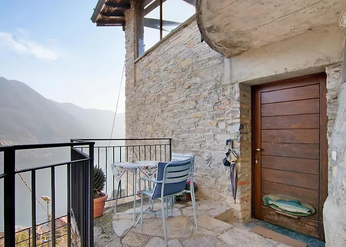 Renovated Barn Of The Year 1500 Apartment Moltrasio